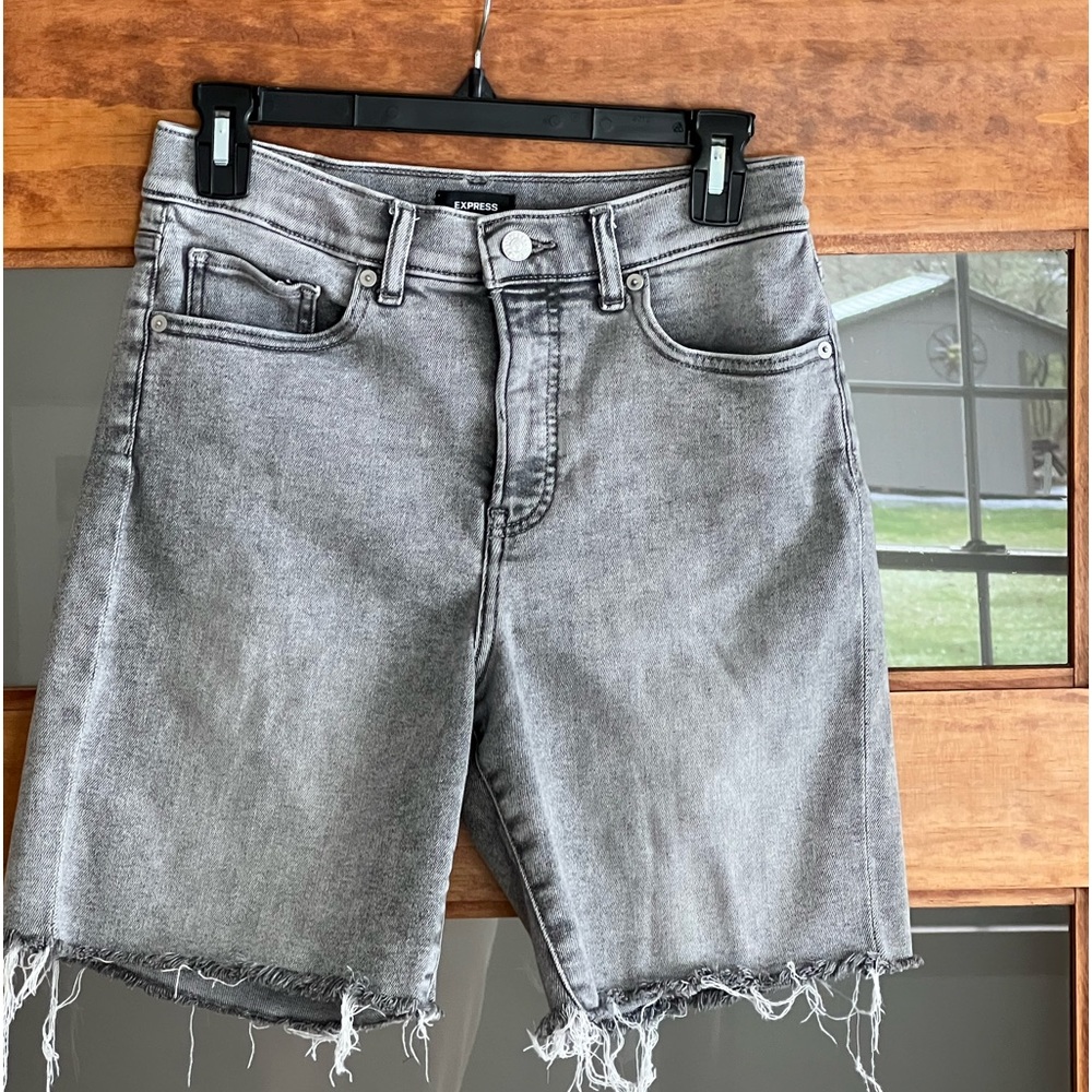 Express size 8 gray denim shorts